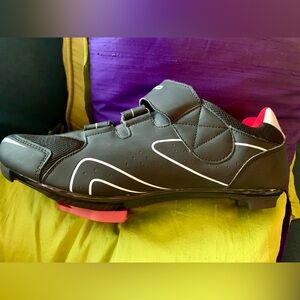 NWOT Kescoo Unisex Cycling Shoes with Cleats - Size 44 - blk/white red insole